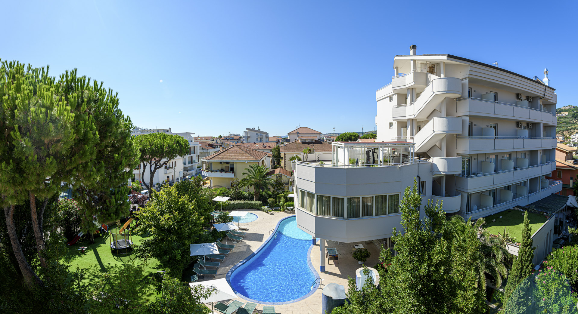Vista panoramica del Green Park Hotel e della piscina